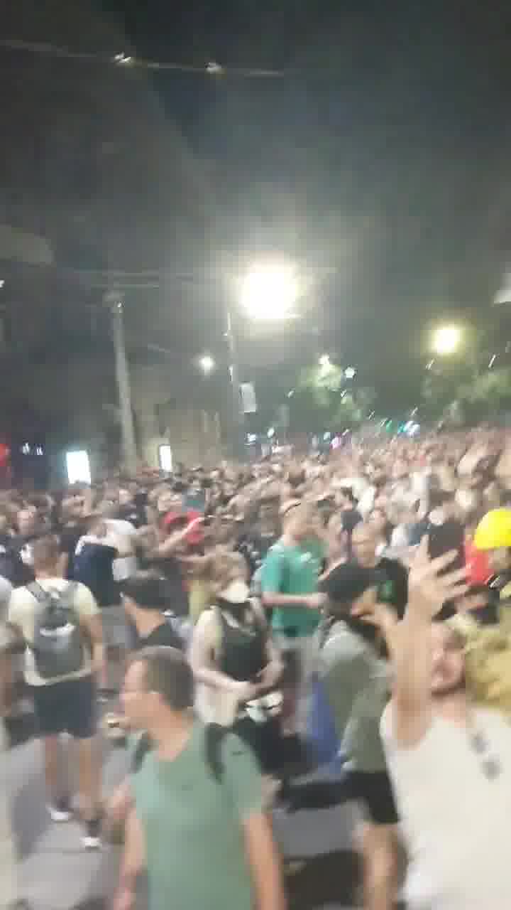 A large group of people gathers at an intersection near London, a cordon blocks Kralja Milan, incitement and tear gas from the direction of the Knez Miloš assembly hall, where a significant number of people were heading