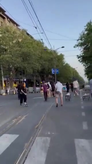 This is a video of this morning's brutality at Vuk's Monument at 4:30 this morning when a student from Čačak was arrested.