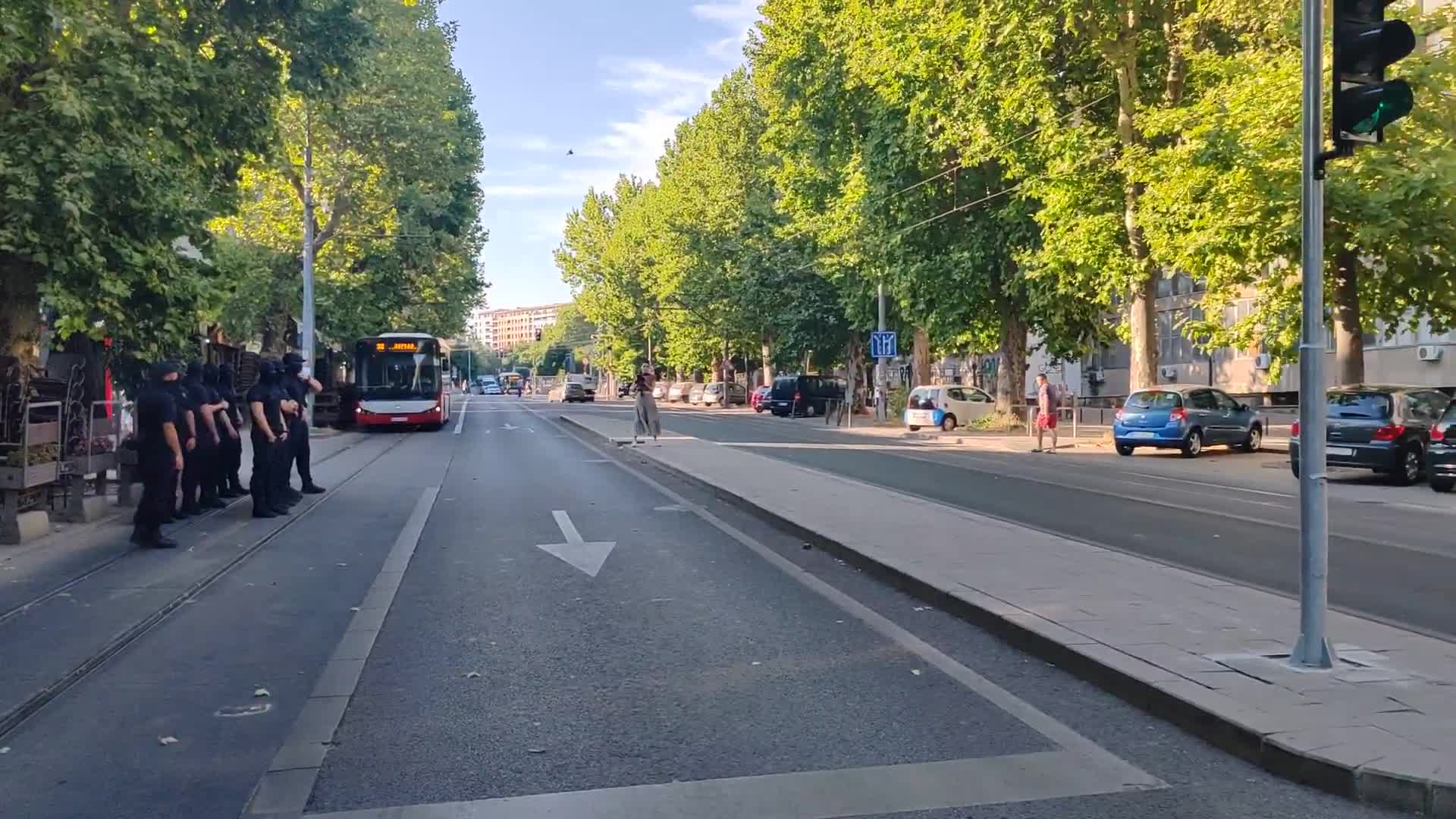 Municipal services, accompanied by police forces, removed most of the blockades in Belgrade and cities across Serbia. Arrests continued, new blockades announced.