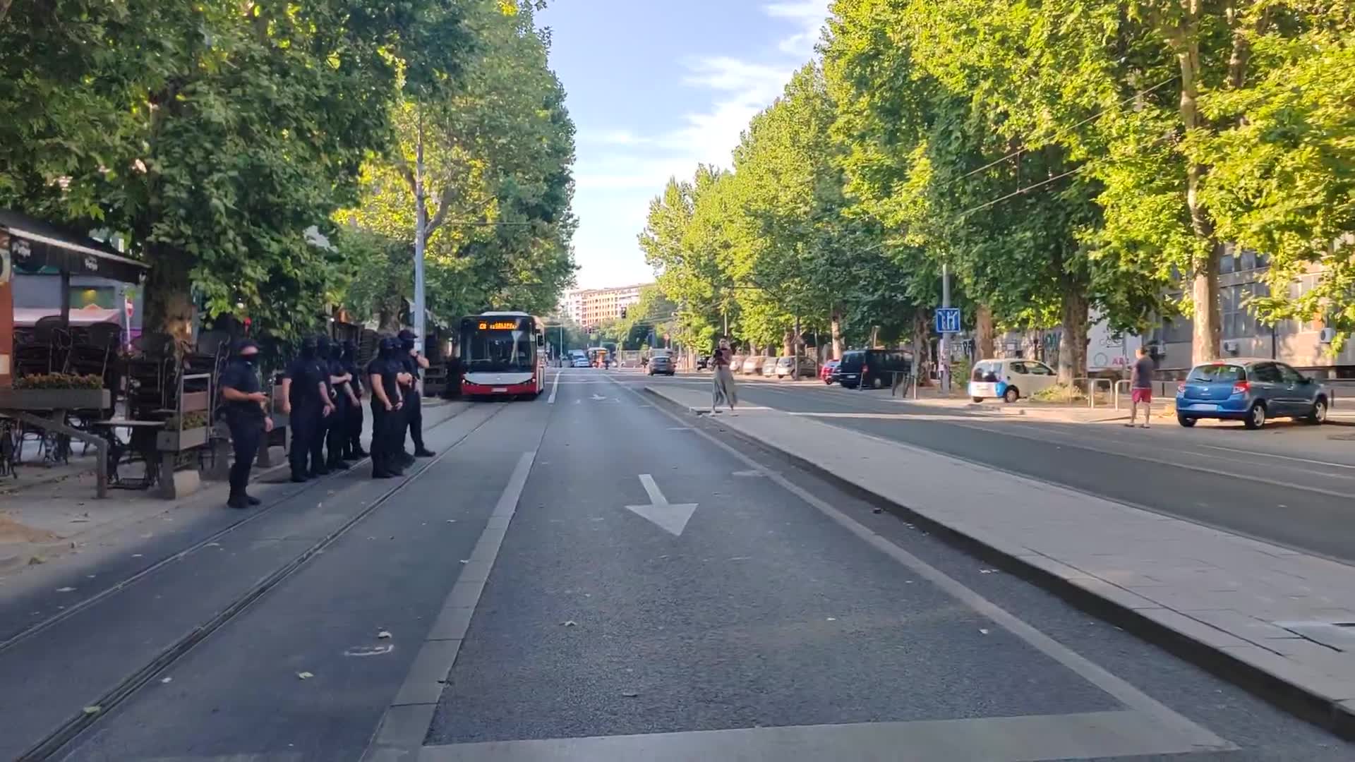 Municipal services, accompanied by police forces, removed most of the blockades in Belgrade and cities across Serbia. Arrests continued, new blockades announced.