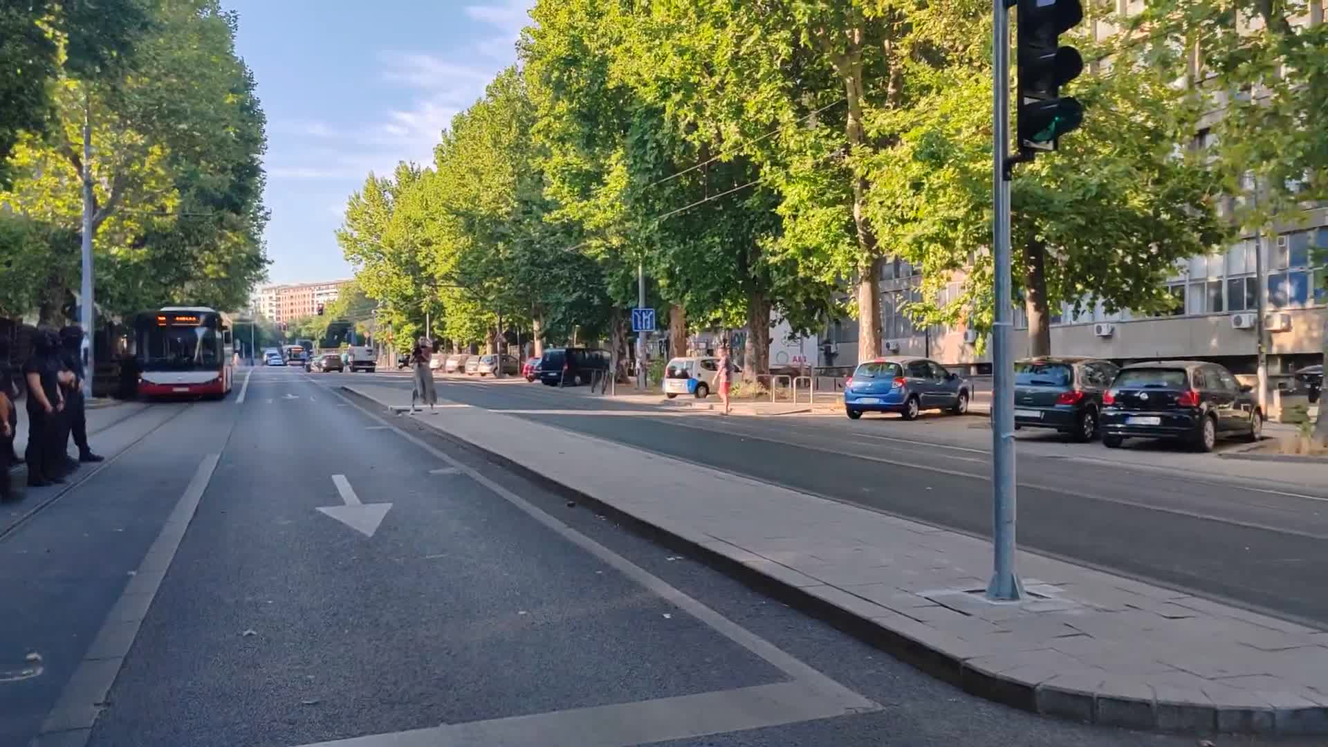 Municipal services, accompanied by police forces, removed most of the blockades in Belgrade and cities across Serbia. Arrests continued, new blockades announced.