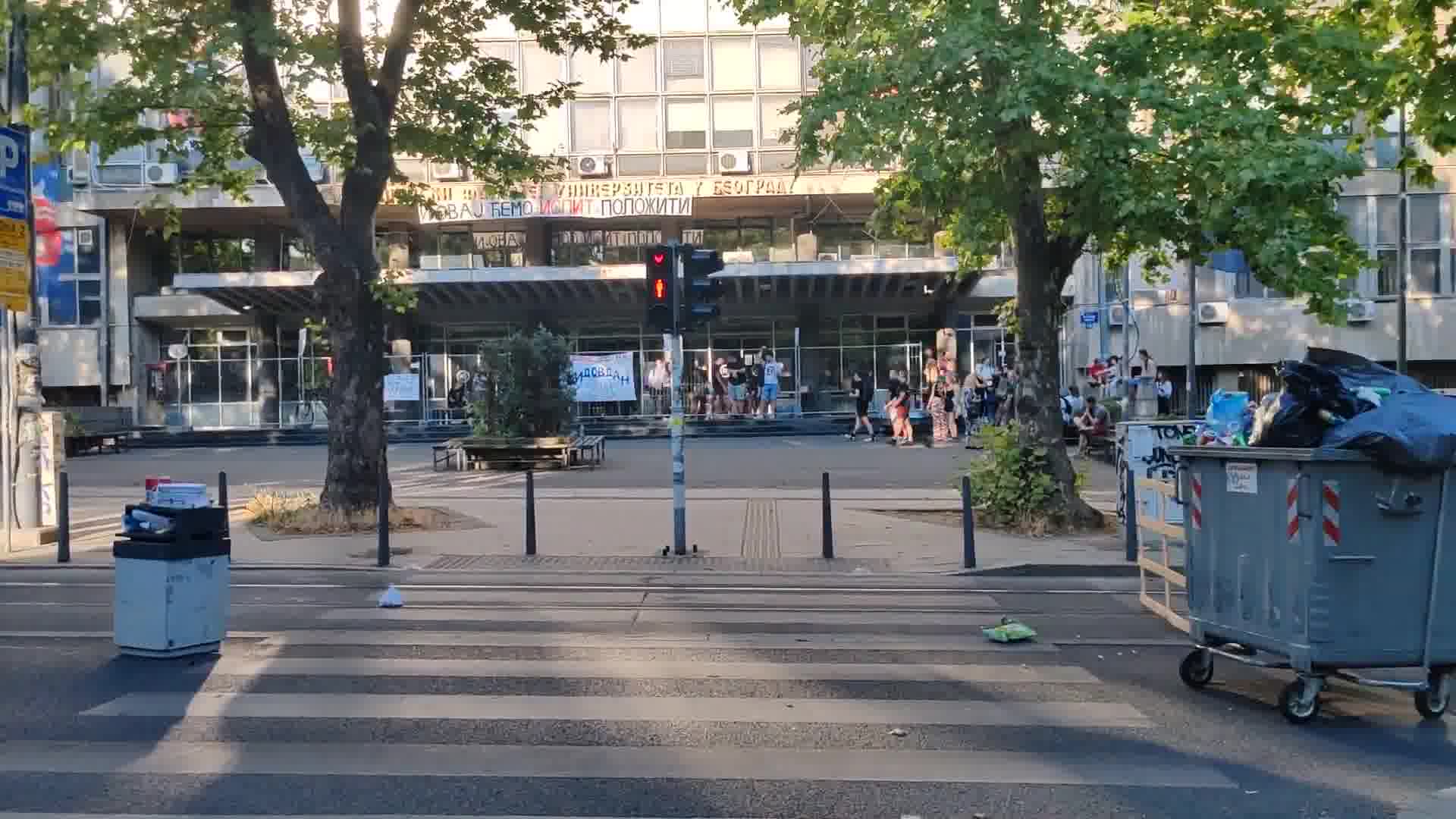 Municipal services, accompanied by police forces, removed most of the blockades in Belgrade and cities across Serbia. Arrests continued, new blockades announced.
