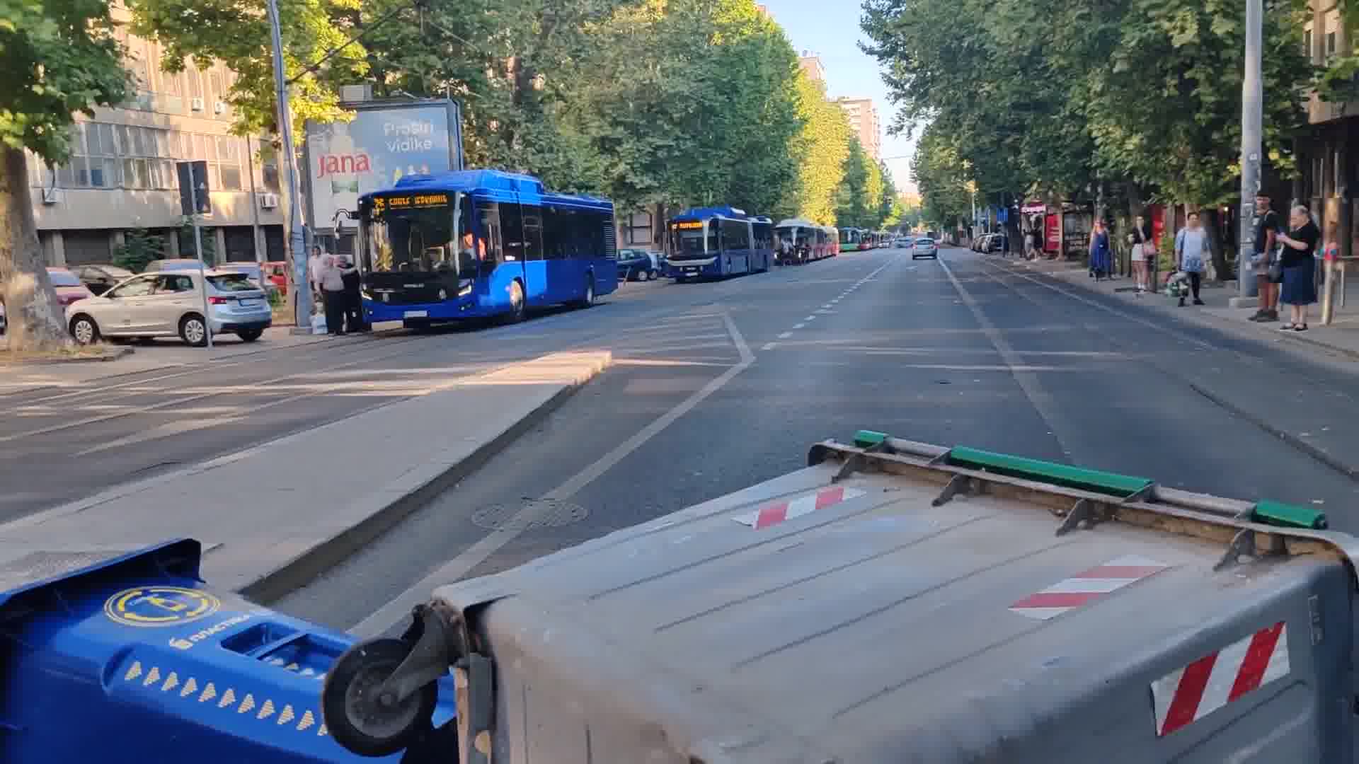 Municipal services, accompanied by police forces, removed most of the blockades in Belgrade and cities across Serbia. Arrests continued, new blockades announced.