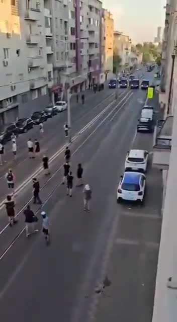 Video: police vans speeding at the protesters in Belgrade