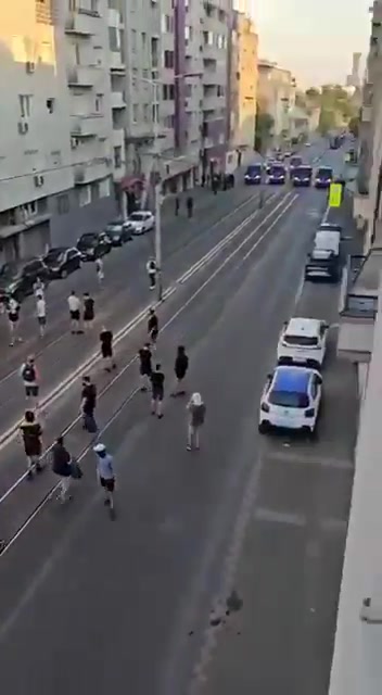 Video: police vans speeding at the protesters in Belgrade