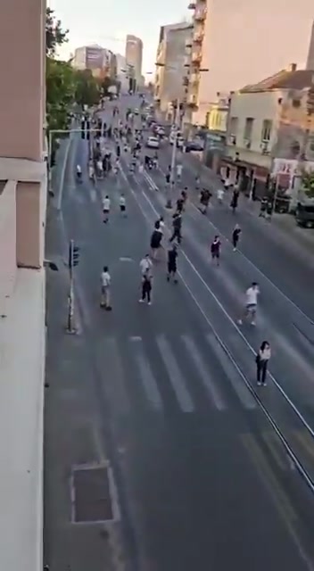 Video: police vans speeding at the protesters in Belgrade