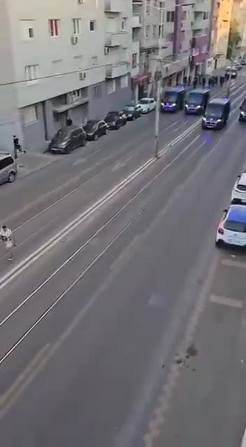 Video: police vans speeding at the protesters in Belgrade
