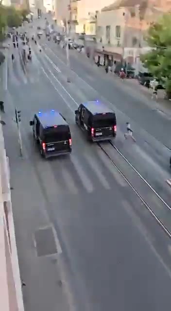 Video: police vans speeding at the protesters in Belgrade