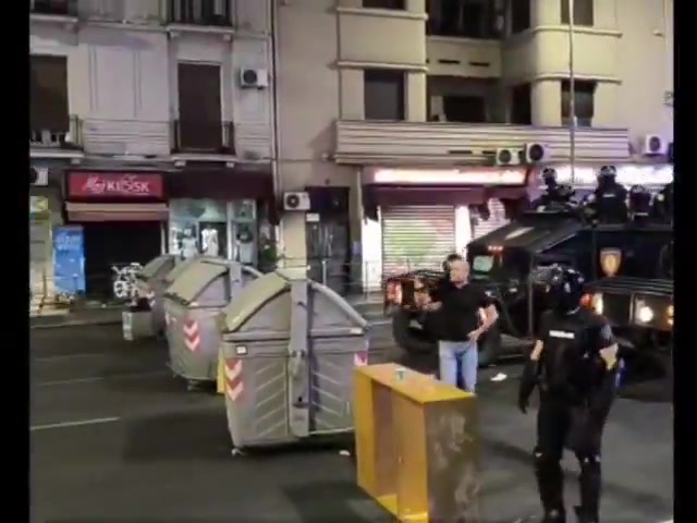 Special police forces have arrived at Zeleni venac to disperse the protesters