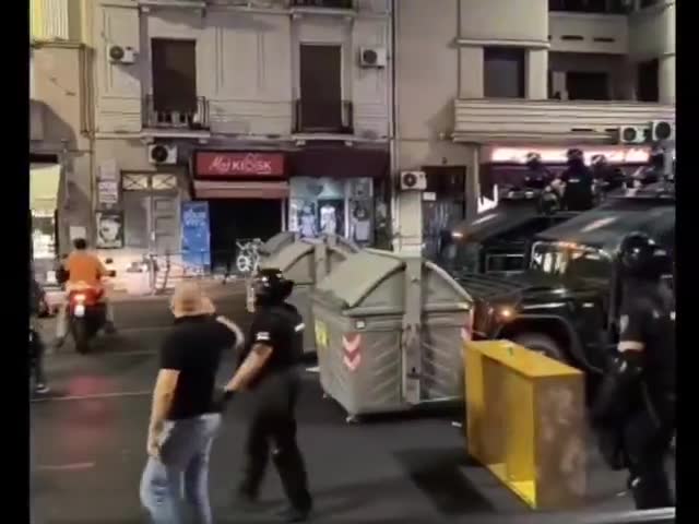 Special police forces have arrived at Zeleni venac to disperse the protesters