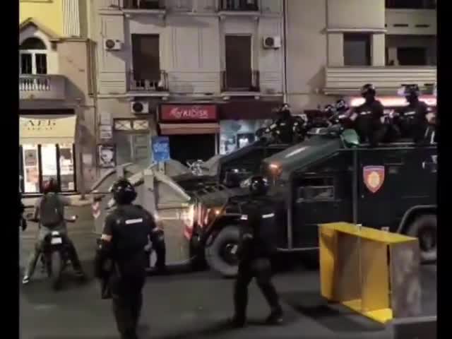 Special police forces have arrived at Zeleni venac to disperse the protesters