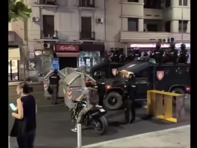 Special police forces have arrived at Zeleni venac to disperse the protesters