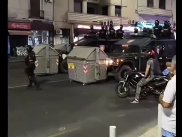 Special police forces have arrived at Zeleni venac to disperse the protesters