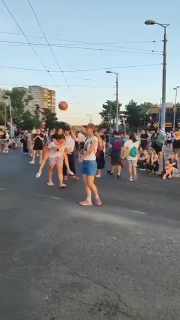 Blockades continue through the Belgrade all the day: Blockade at the intersection of Vojislav Ilić and Ustanička streets, the border of two large Belgrade municipalities - Zvezdara and Voždovac. 