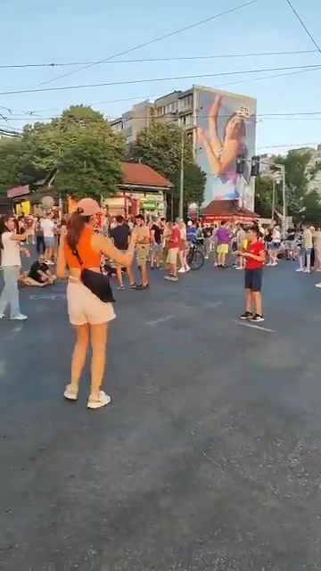Blockades continue through the Belgrade all the day: Blockade at the intersection of Vojislav Ilić and Ustanička streets, the border of two large Belgrade municipalities - Zvezdara and Voždovac. 