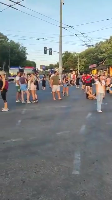 Blockades continue through the Belgrade all the day: Blockade at the intersection of Vojislav Ilić and Ustanička streets, the border of two large Belgrade municipalities - Zvezdara and Voždovac. 