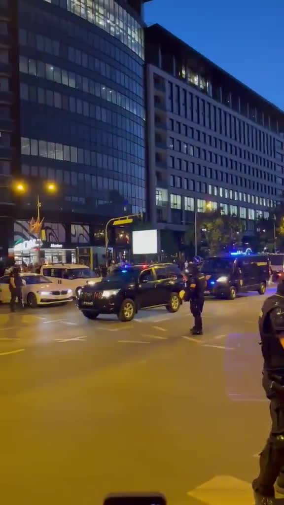 Strong police forces are securing the intersection of Bulevar oslobođenja and Ulica Novosadskog sajma, surrounded by citizens who had previously blocked the intersection, which is located near the Novi Sad Misdemeanor Court.