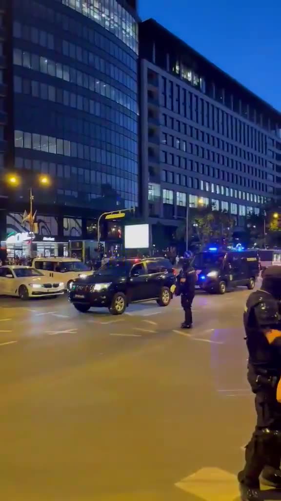 Strong police forces are securing the intersection of Bulevar oslobođenja and Ulica Novosadskog sajma, surrounded by citizens who had previously blocked the intersection, which is located near the Novi Sad Misdemeanor Court.