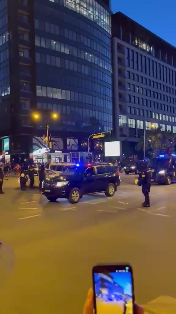 Strong police forces are securing the intersection of Bulevar oslobođenja and Ulica Novosadskog sajma, surrounded by citizens who had previously blocked the intersection, which is located near the Novi Sad Misdemeanor Court.
