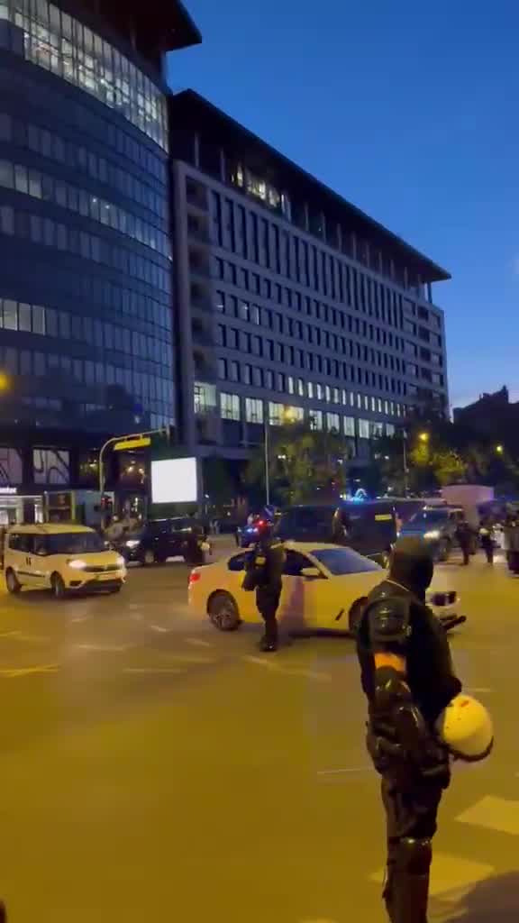 Strong police forces are securing the intersection of Bulevar oslobođenja and Ulica Novosadskog sajma, surrounded by citizens who had previously blocked the intersection, which is located near the Novi Sad Misdemeanor Court.