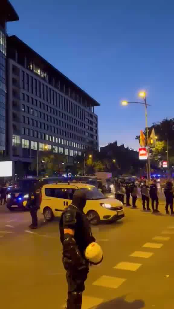 Strong police forces are securing the intersection of Bulevar oslobođenja and Ulica Novosadskog sajma, surrounded by citizens who had previously blocked the intersection, which is located near the Novi Sad Misdemeanor Court.