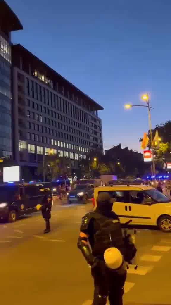 Strong police forces are securing the intersection of Bulevar oslobođenja and Ulica Novosadskog sajma, surrounded by citizens who had previously blocked the intersection, which is located near the Novi Sad Misdemeanor Court.