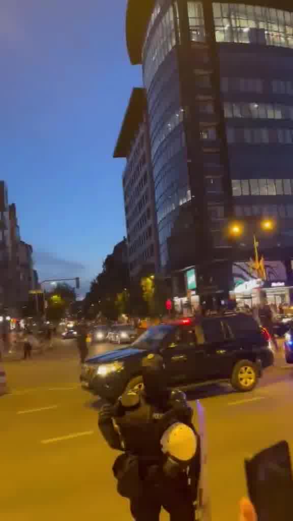 Strong police forces are securing the intersection of Bulevar oslobođenja and Ulica Novosadskog sajma, surrounded by citizens who had previously blocked the intersection, which is located near the Novi Sad Misdemeanor Court.