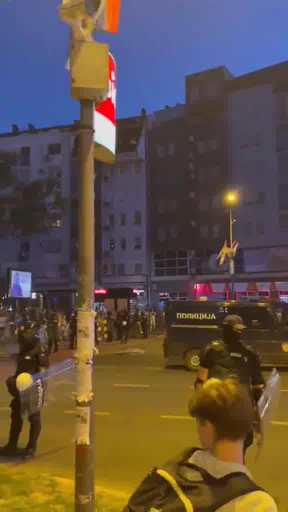 Strong police forces are securing the intersection of Bulevar oslobođenja and Ulica Novosadskog sajma, surrounded by citizens who had previously blocked the intersection, which is located near the Novi Sad Misdemeanor Court.