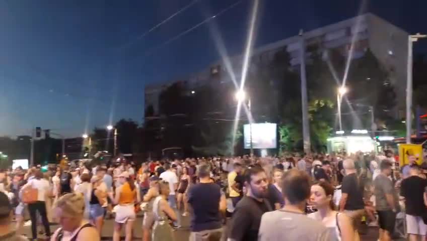 Belgrade, intersection of Ustanička and Vojislav Ilića, more numerous than last night