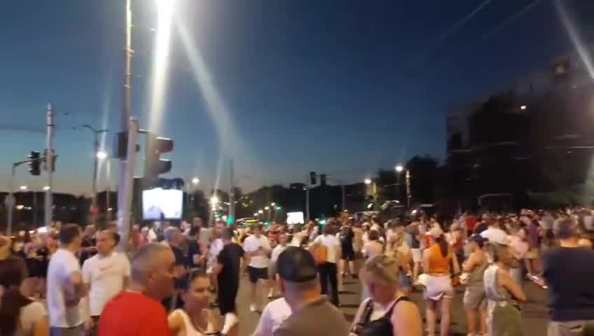 Belgrade, intersection of Ustanička and Vojislav Ilića, more numerous than last night