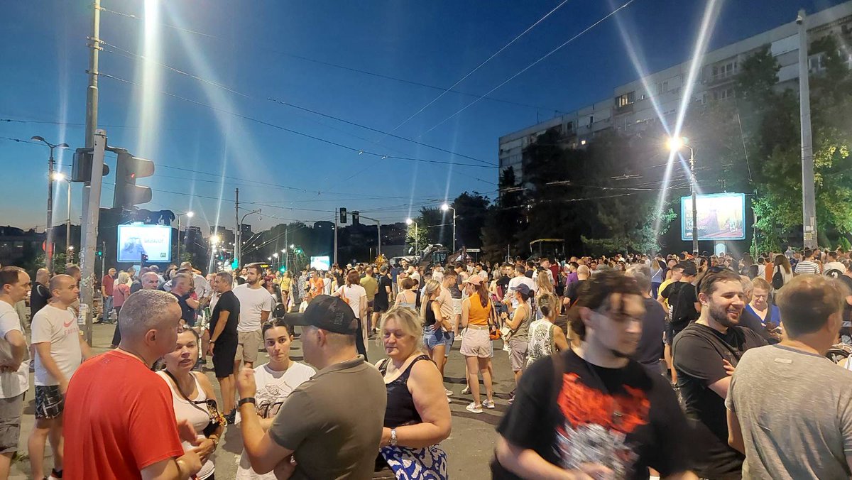 Belgrade, intersection of Ustanička and Vojislav Ilića, more numerous than last night