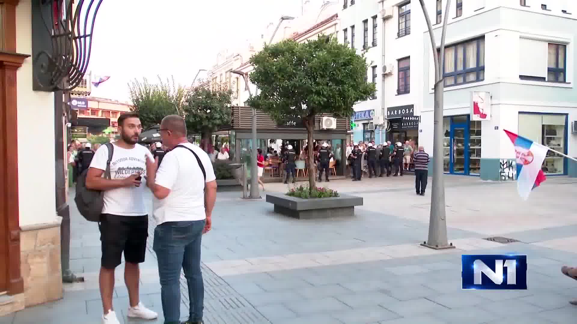 The protest in Čačak called by the students in the blockade was supposed to start at 7 pm, but by around 6:30 pm, members of the intervention unit had blocked all access to the SNS premises where the protest was planned to take place