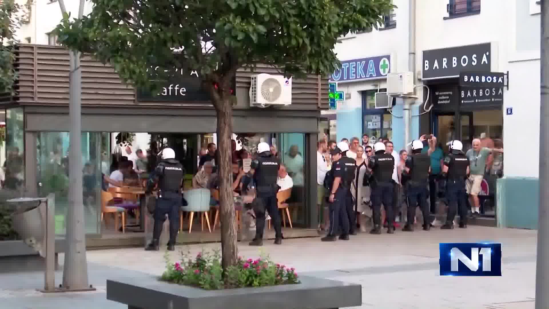 The protest in Čačak called by the students in the blockade was supposed to start at 7 pm, but by around 6:30 pm, members of the intervention unit had blocked all access to the SNS premises where the protest was planned to take place
