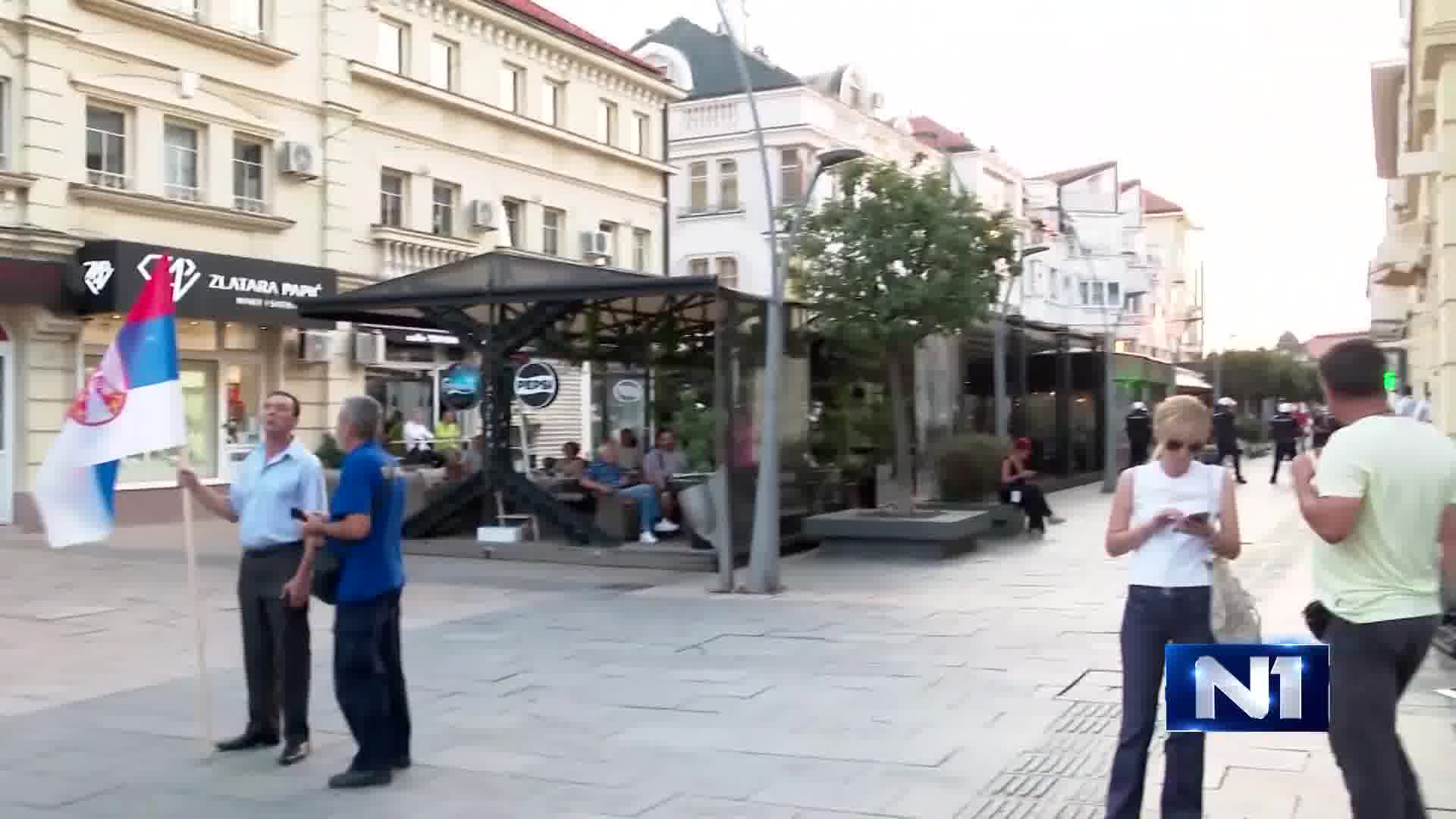 The protest in Čačak called by the students in the blockade was supposed to start at 7 pm, but by around 6:30 pm, members of the intervention unit had blocked all access to the SNS premises where the protest was planned to take place