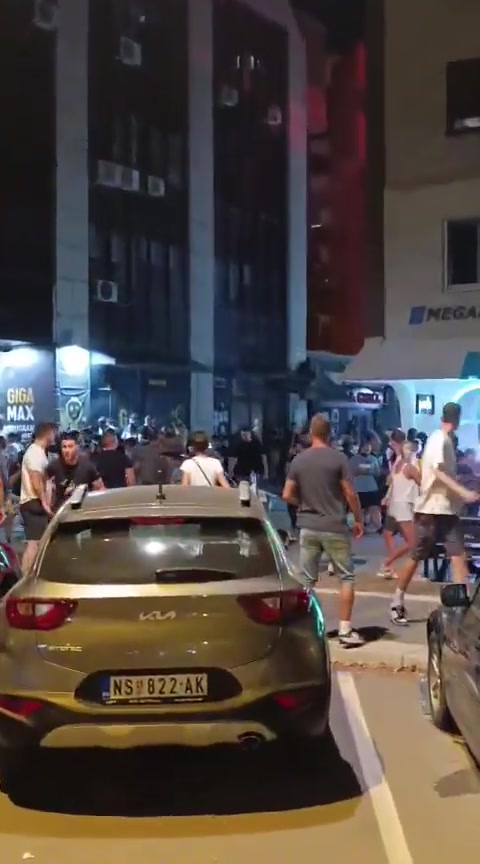 En Novi Sad se siguen lanzando fuegos artificiales. Numerosos heridos.