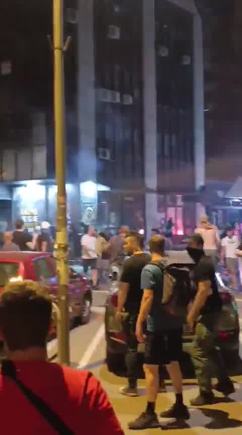 En Novi Sad se siguen lanzando fuegos artificiales. Numerosos heridos.