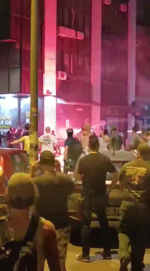 En Novi Sad se siguen lanzando fuegos artificiales. Numerosos heridos.