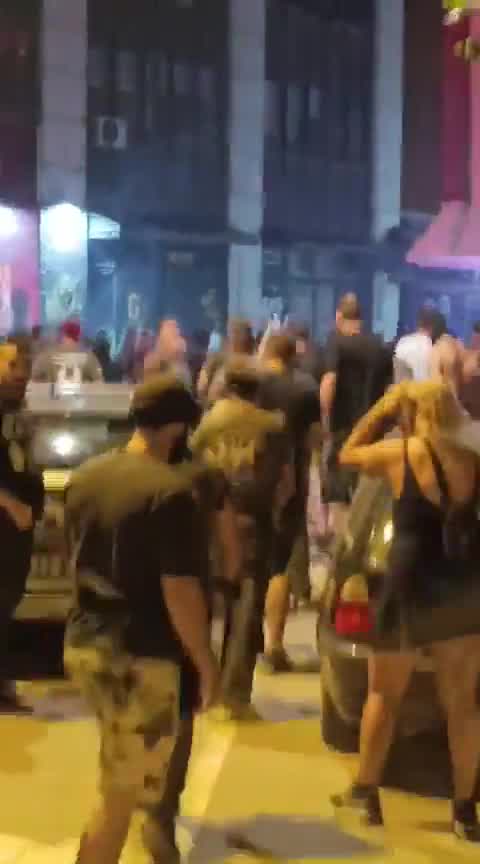 En Novi Sad se siguen lanzando fuegos artificiales. Numerosos heridos.