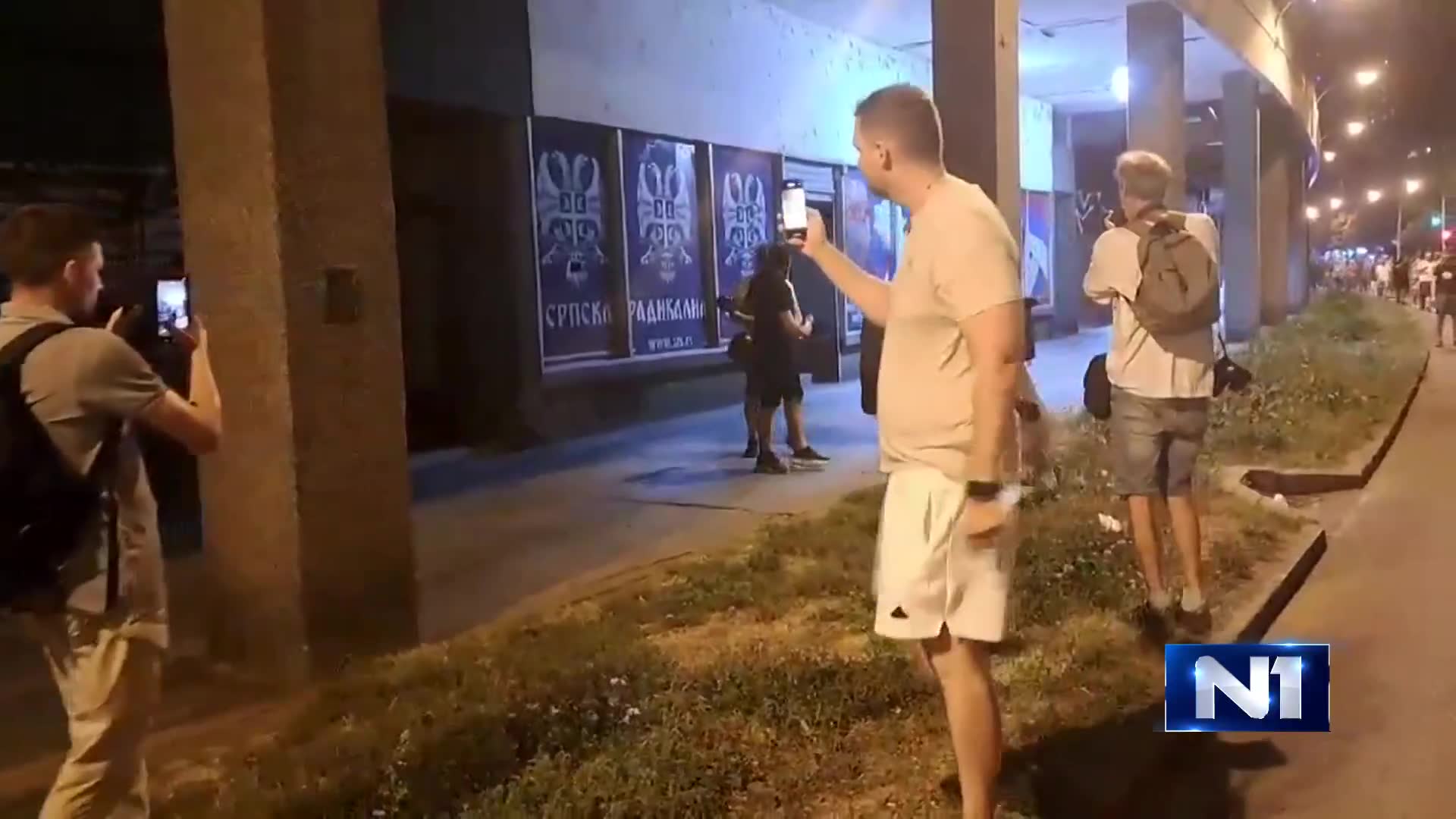 A column of citizens leaving Zemun on Karađorđev Square smashed the SRS headquarters