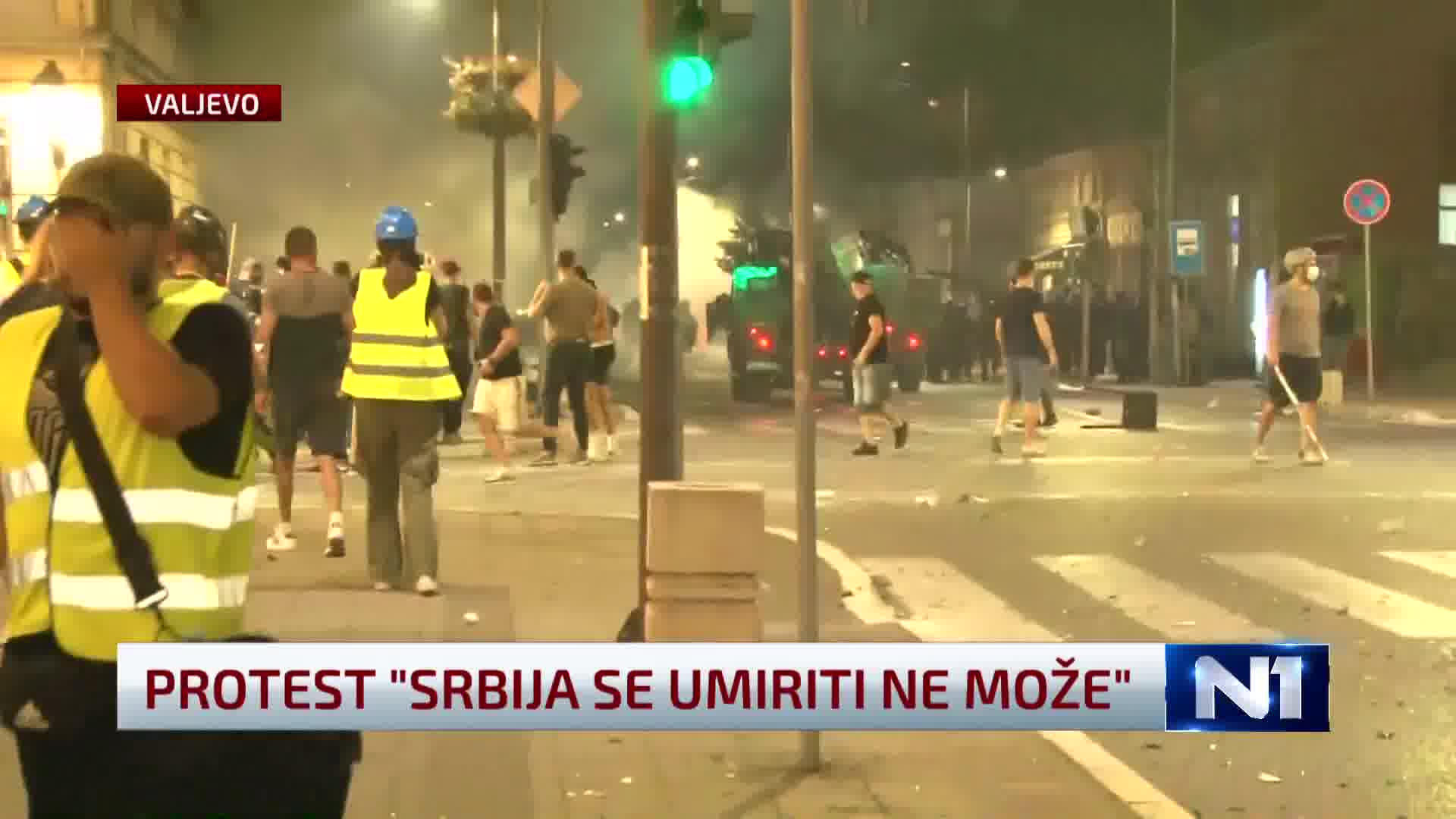 According to a TV Nova reporter, citizens were throwing fireworks at the police in Valjevo.