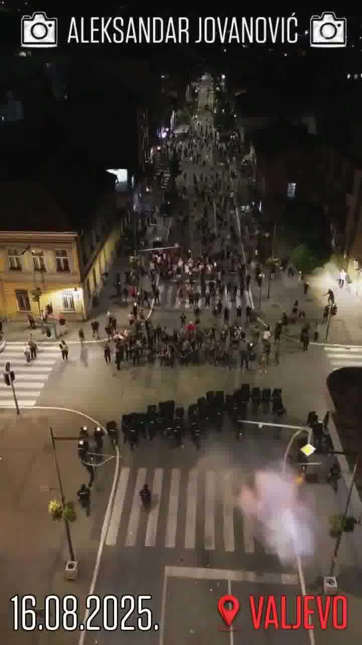 Valjevo'da protestocularla polis arasında çatışmalar yaşandı