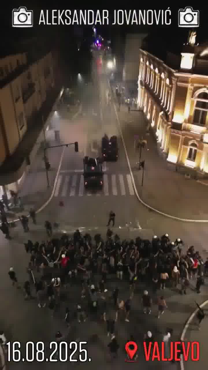 Valjevo'da protestocularla polis arasında çatışmalar yaşandı
