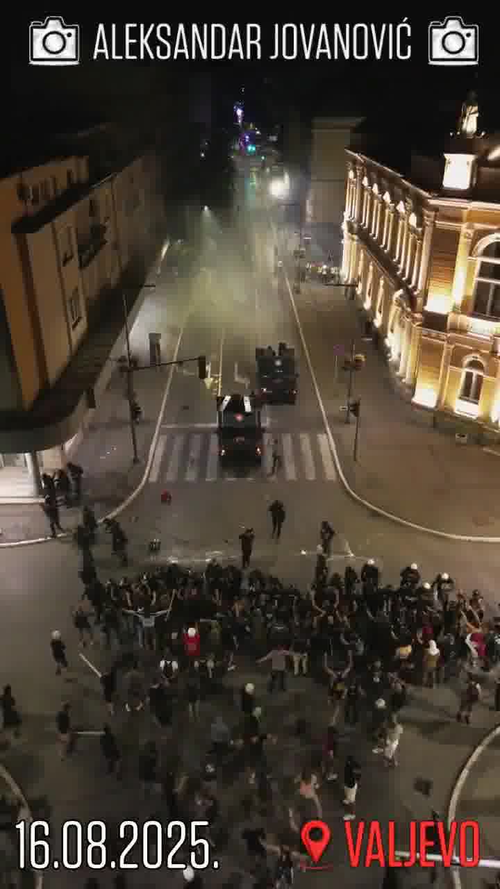 Valjevo'da protestocularla polis arasında çatışmalar yaşandı