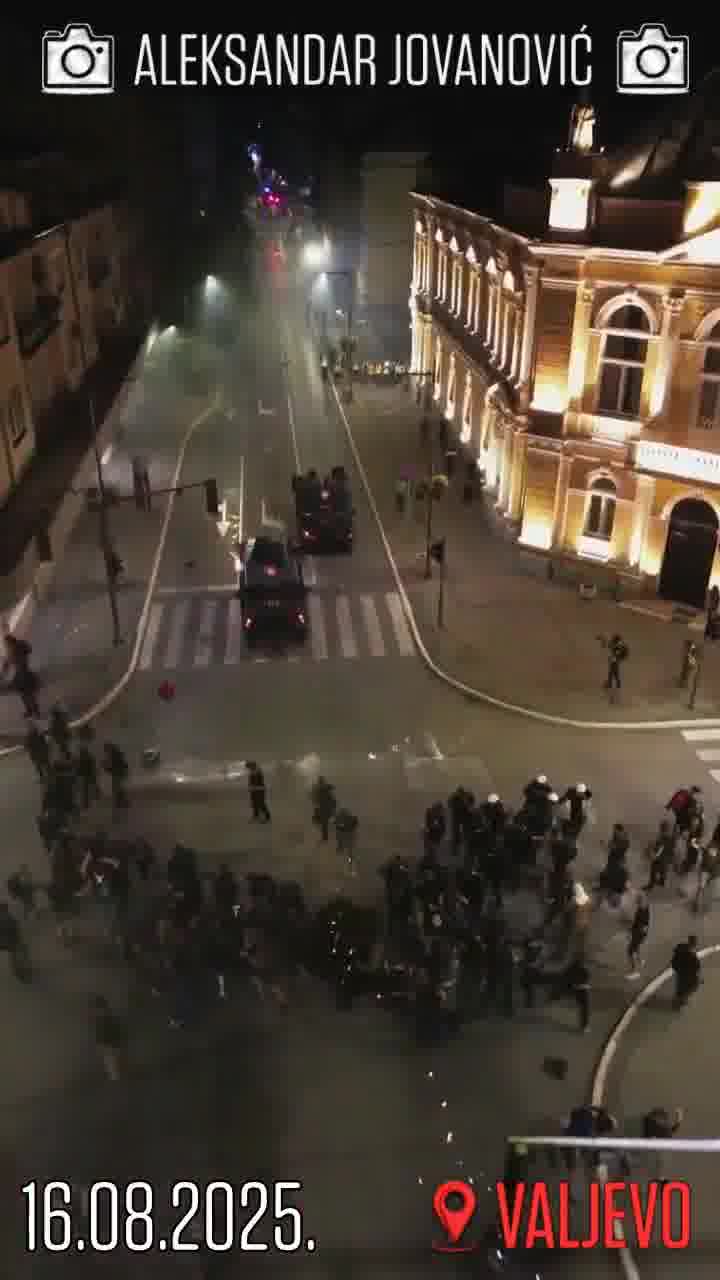 Valjevo'da protestocularla polis arasında çatışmalar yaşandı