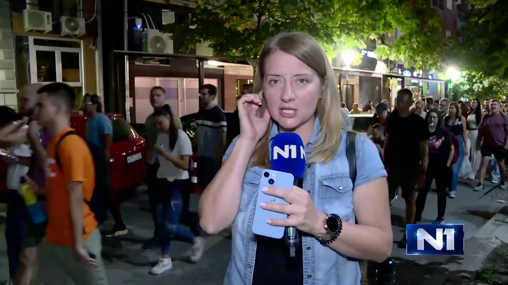 The protest march in Kragujevac started tonight from Đački trg where citizens had previously gathered. The streets are noisy. The protest column is moving towards an unknown location, but what is known is that citizens are moving towards the city center