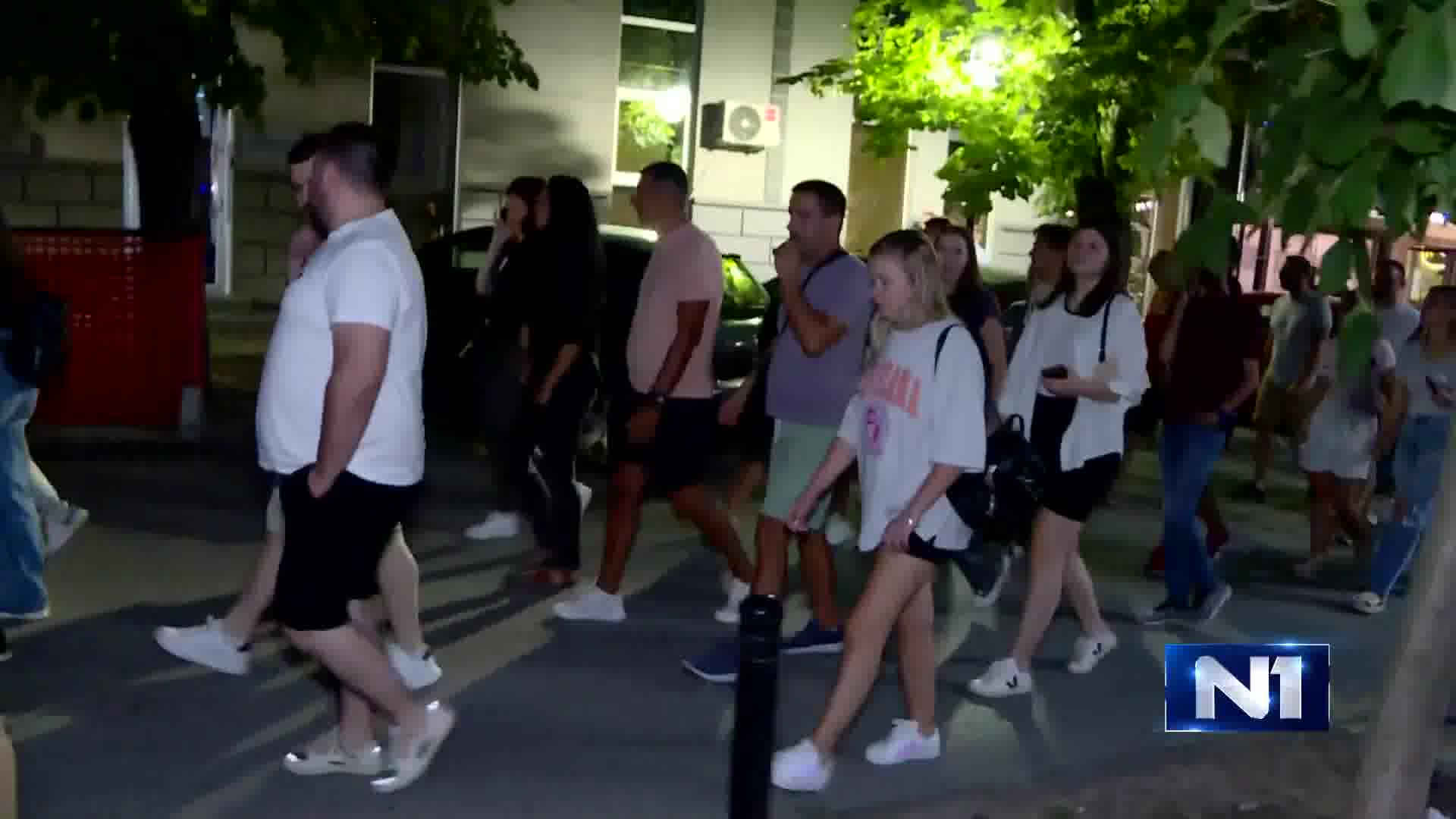 The protest march in Kragujevac started tonight from Đački trg where citizens had previously gathered. The streets are noisy. The protest column is moving towards an unknown location, but what is known is that citizens are moving towards the city center