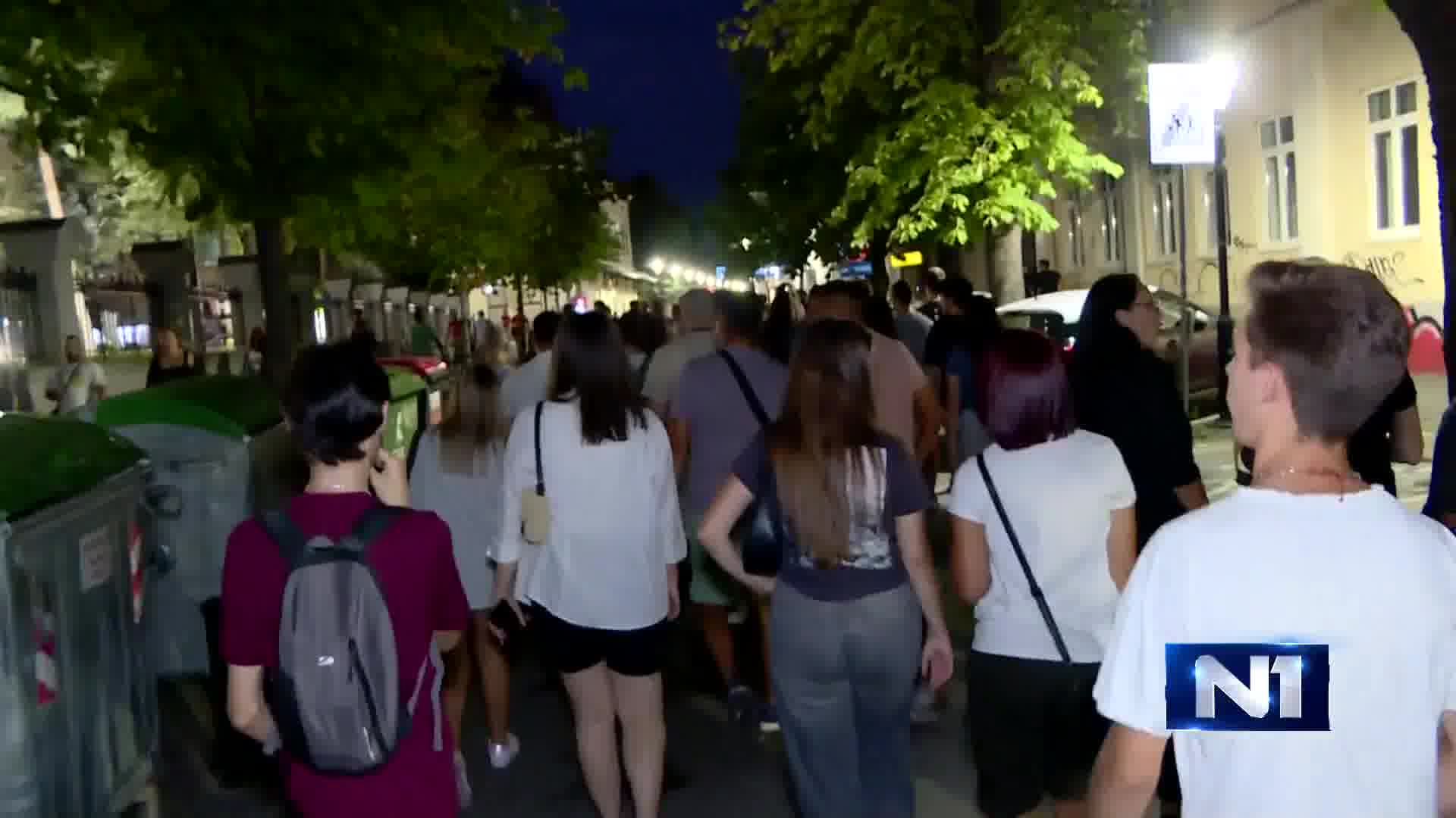 The protest march in Kragujevac started tonight from Đački trg where citizens had previously gathered. The streets are noisy. The protest column is moving towards an unknown location, but what is known is that citizens are moving towards the city center