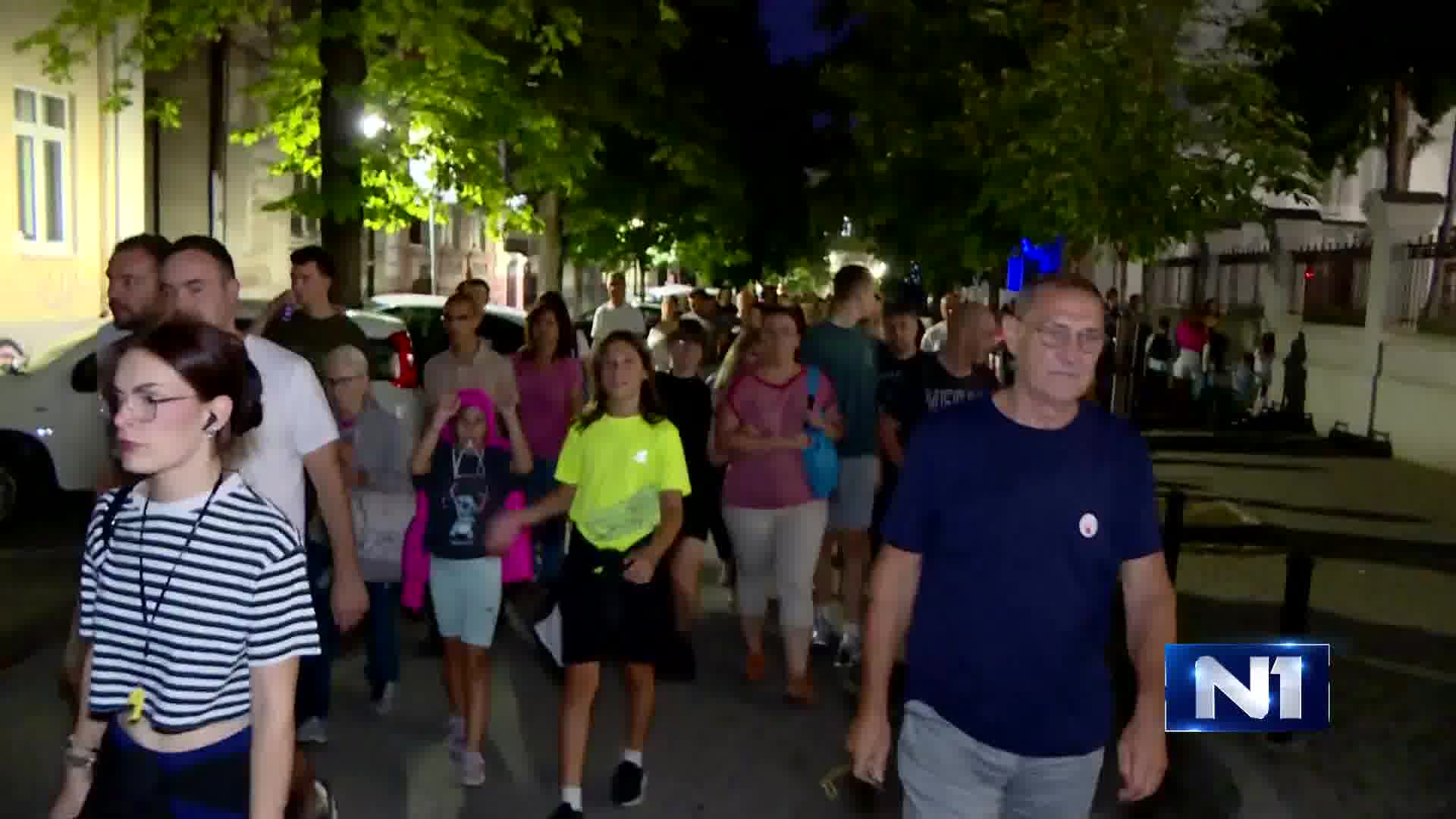 The protest march in Kragujevac started tonight from Đački trg where citizens had previously gathered. The streets are noisy. The protest column is moving towards an unknown location, but what is known is that citizens are moving towards the city center