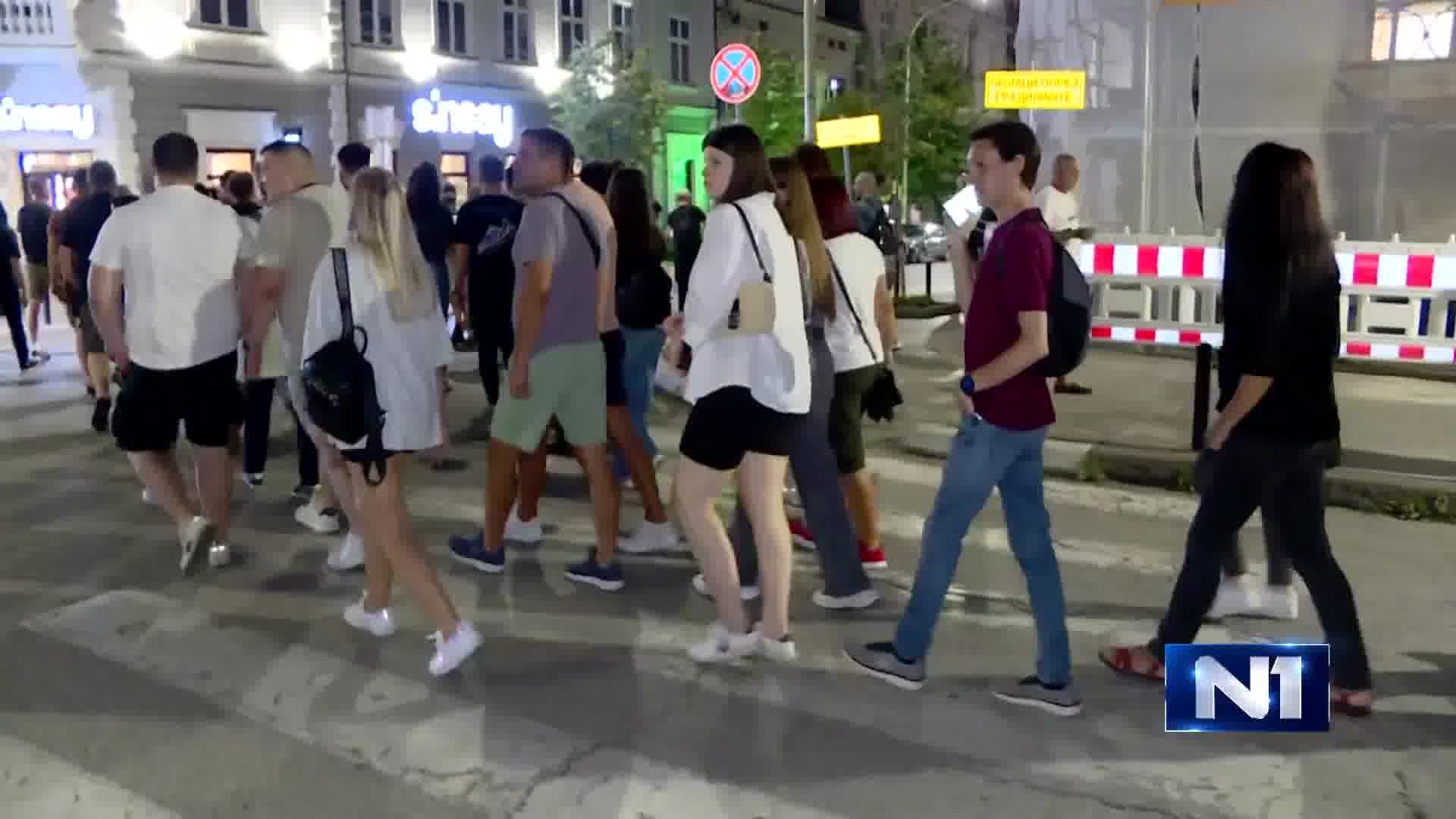 The protest march in Kragujevac started tonight from Đački trg where citizens had previously gathered. The streets are noisy. The protest column is moving towards an unknown location, but what is known is that citizens are moving towards the city center