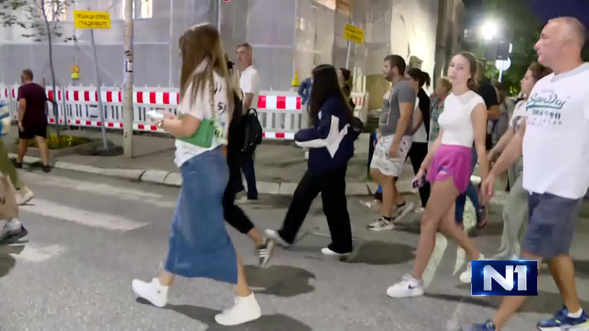 The protest march in Kragujevac started tonight from Đački trg where citizens had previously gathered. The streets are noisy. The protest column is moving towards an unknown location, but what is known is that citizens are moving towards the city center